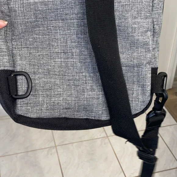 Herschel Supply Co. Gray Crossbody Sling Bag with Logo Patch Travel Chest Bag - Picture 10 of 10
